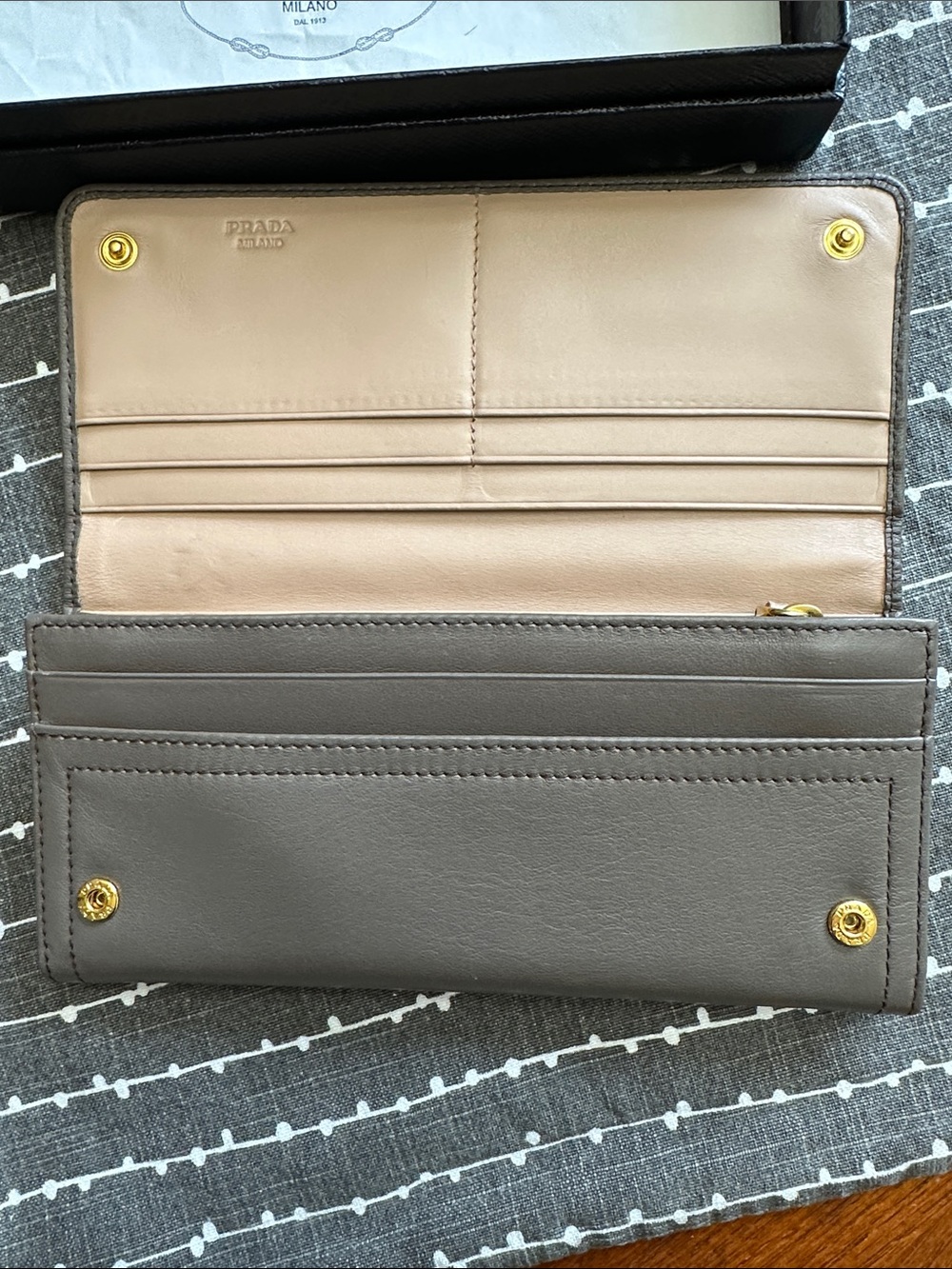 ⭐️Prada City Calfskin Continental Flap Bi - Colour Clay Grey/Soft Beige